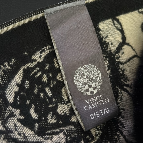 Floral Black and White faux fur collar Blanket scarf - Picture 3 of 5